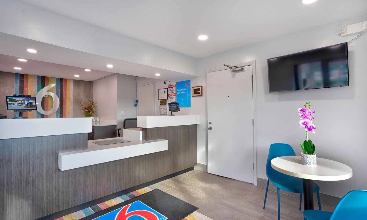 Lumberton Hotel | Motel 6 Lumberton, NC