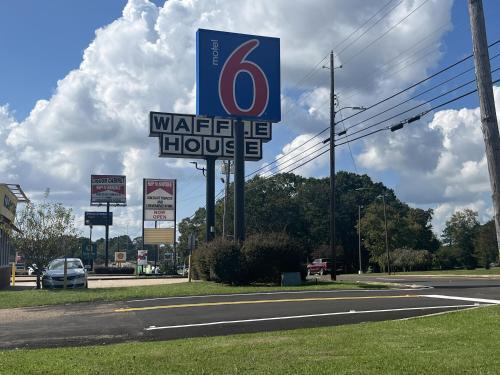McComb Hotel | Motel 6 - McComb, MS