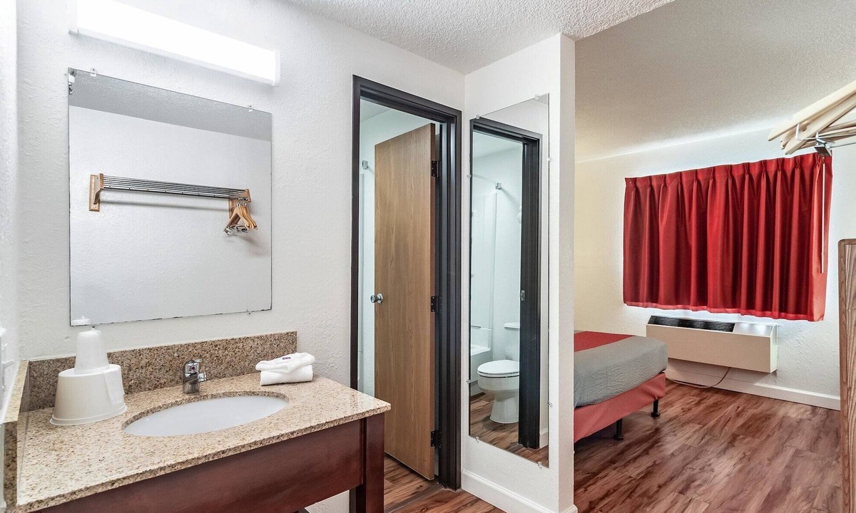 Naperville Hotel | Motel 6 Naperville, IL