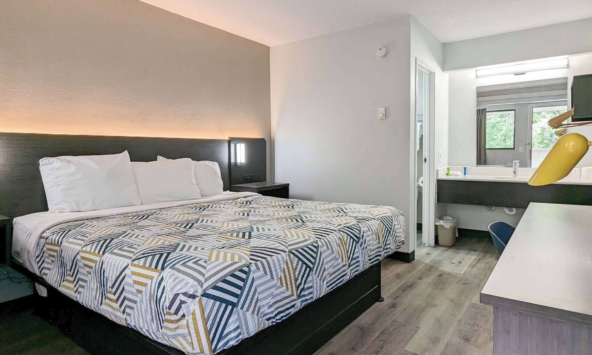 Nashua Hotel | Motel 6 Nashua, NH - North