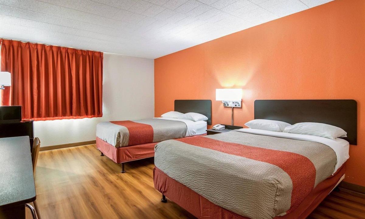 New Stanton Hotel | Motel 6 New Stanton, PA