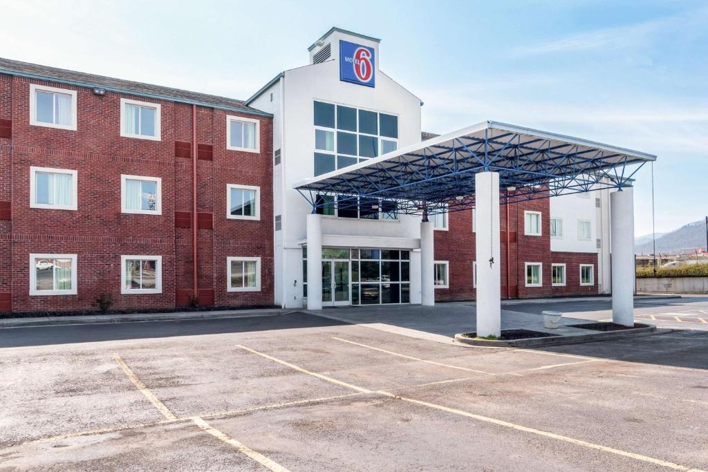 Newport Hotel | Motel 6-Newport, TN