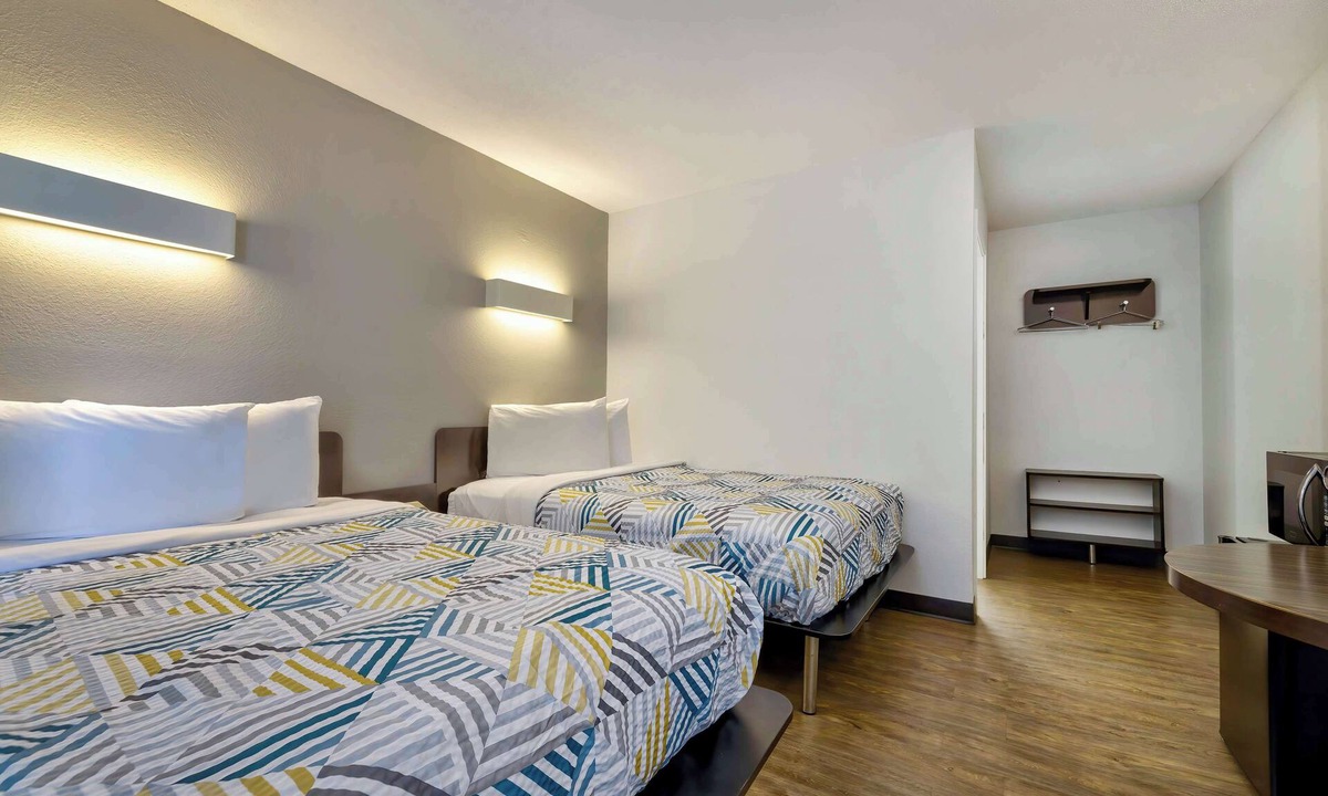 Oshkosh Hotel | Motel 6 Oshkosh, WI