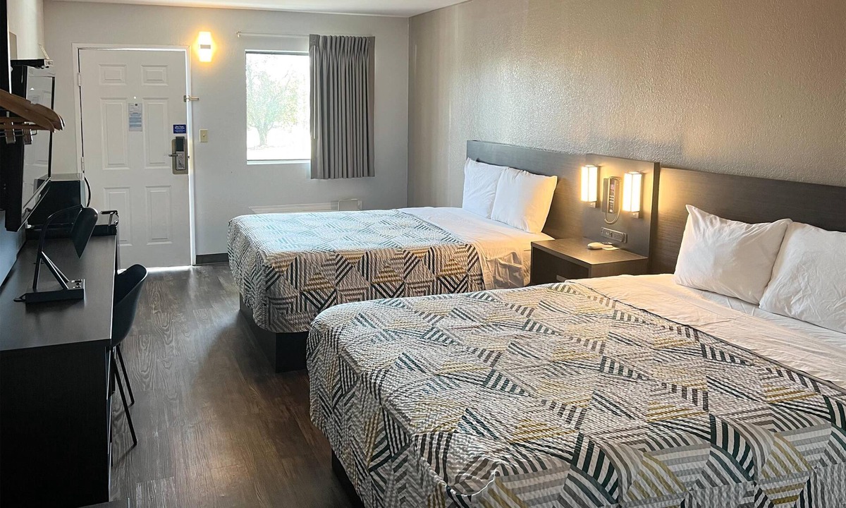 Ozark Hotel | Motel 6 Ozark, AR