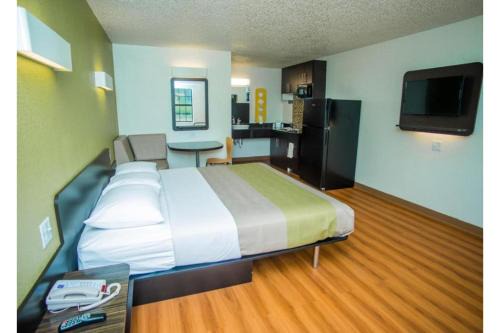 Palestine Hotel | Motel 6-Palestine, TX