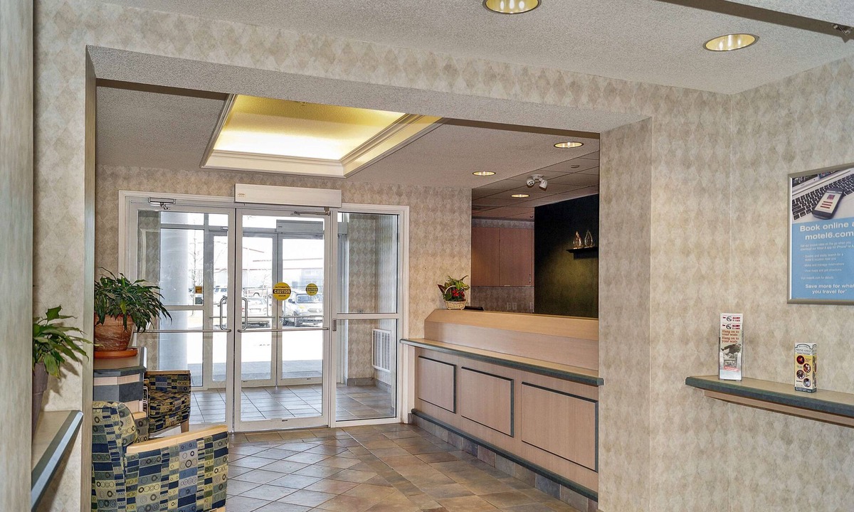 Peterborough Hotel | Motel 6 Peterborough, ON