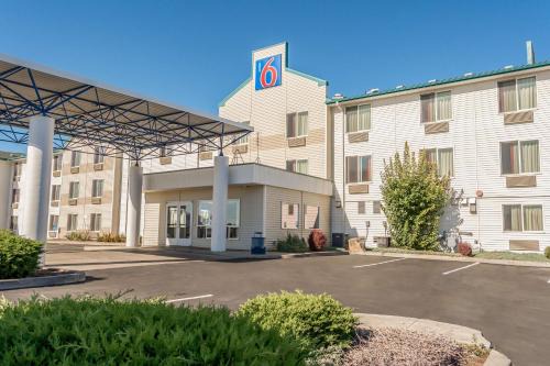 Redmond Hotel | Motel 6-Redmond, OR