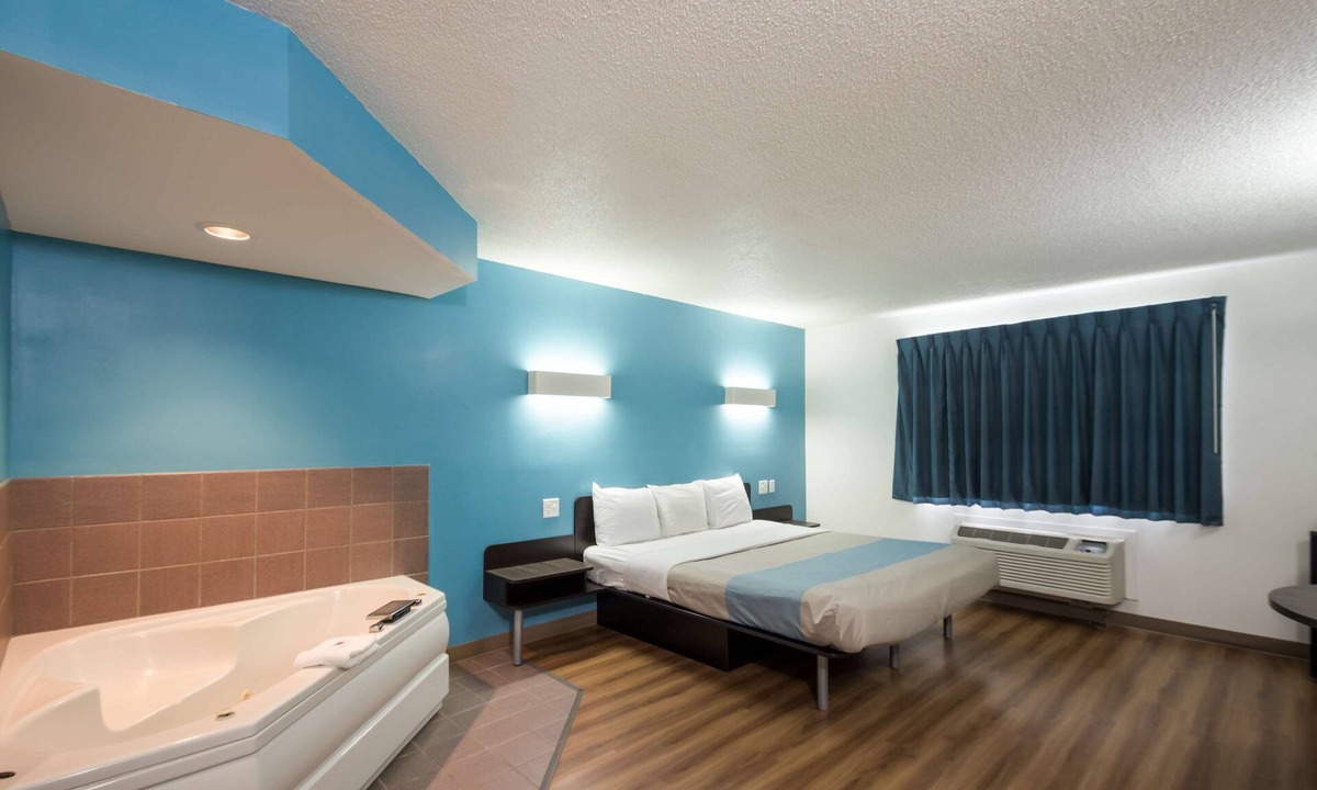 Rothschild Hotel | Motel 6 Rothschild, WI