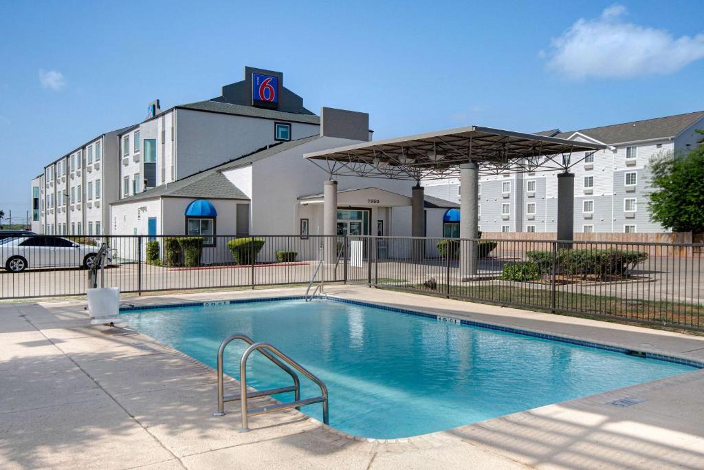 Southside Hotel | Motel 6-San Antonio, TX - South
