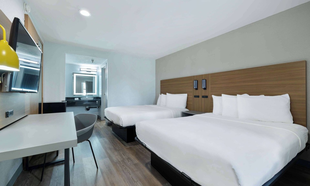 Lyon Street Hotel | Motel 6 Santa Ana, CA