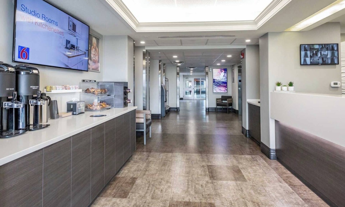 North Industrial Hotel | Motel 6 Saskatoon, SK