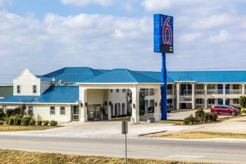 Seguin Hotel | Motel 6 Seguin TX