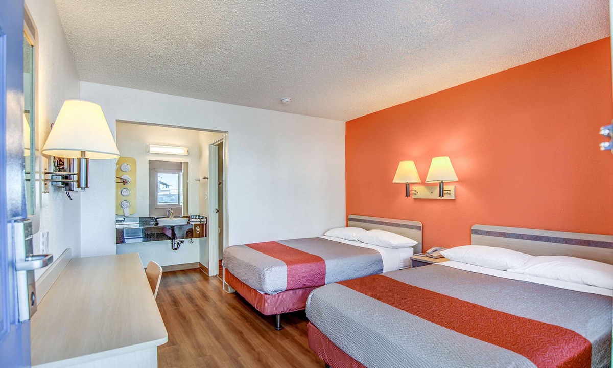 Stockton Hotel | Motel 6 Stockton, CA - Charter Way West