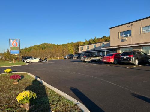 Sudbury Hotel | Motel 6-Sudbury, ON