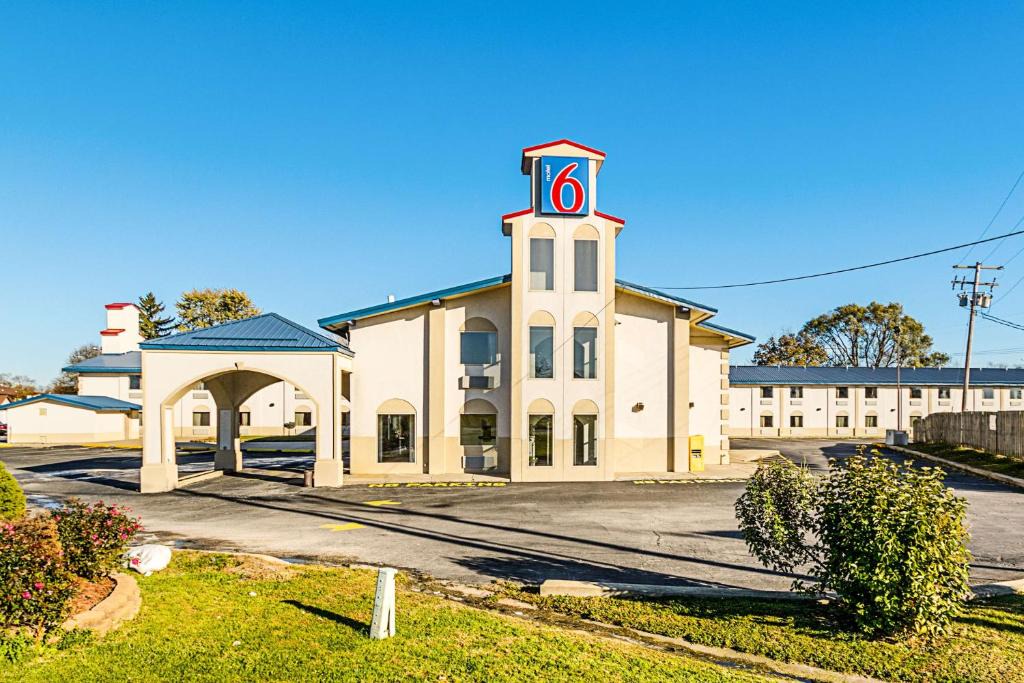 Urbana Hotel | Motel 6-Urbana, IL