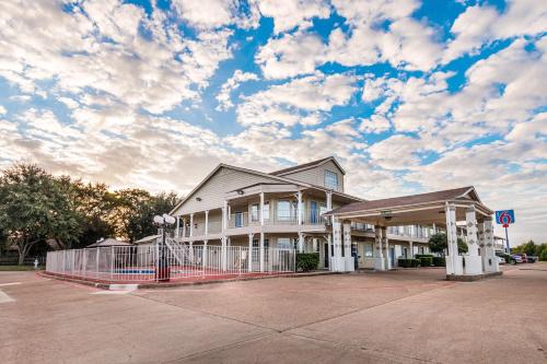 Waxahachie Hotel | Motel 6-Waxahachie, TX
