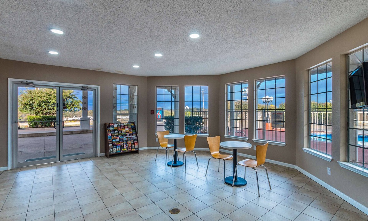 Waxahachie Hotel | Motel 6 Waxahachie, TX