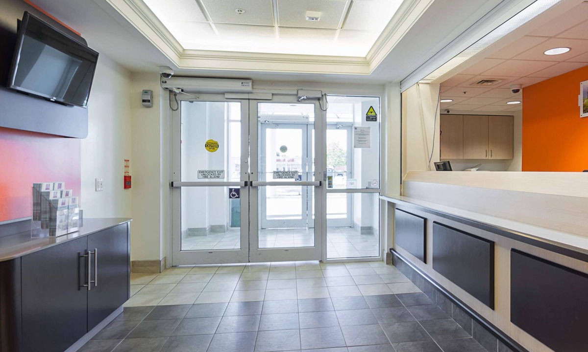 Whitby Hotel | Motel 6 Whitby, ON - Toronto East