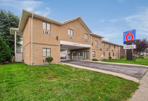 Windsor Hotel | Motel 6-Windsor, ON