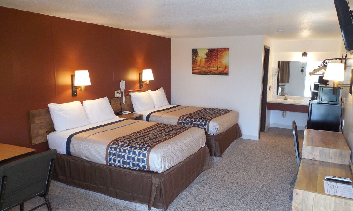 High Hill Hotel | Motel 70