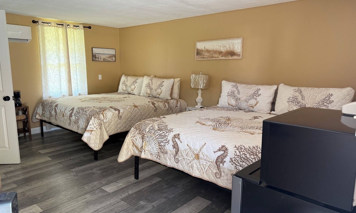 Gilbertsville Hotel | Motel at KY Lake. Seaside Lounge