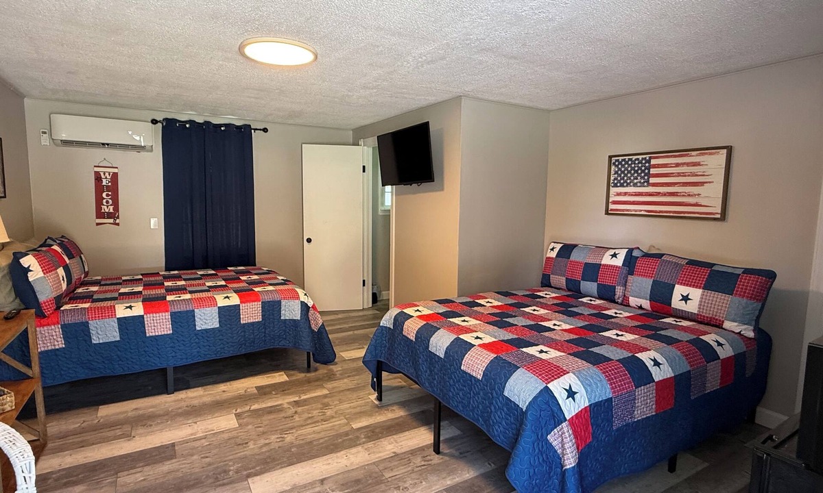 Gilbertsville Hotel | Motel at KY Lake. Stars & Stripes.