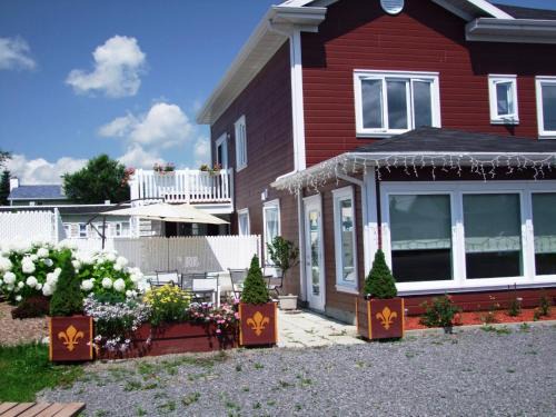 Cap de la Madeleine Hotel | Motel Canadien