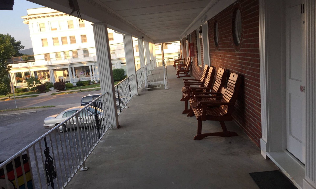 Historic Downtown Bedford Hotel | Motel Townhouse