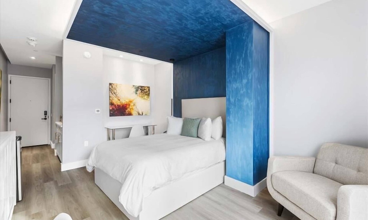 Port Morris Hotel | Mott Haven Queen Suite | Gym | Kitchenette