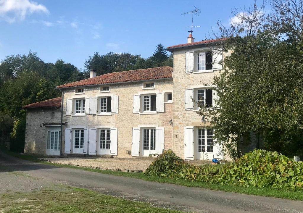 Nanteuil-en-Vallee Bed & Breakfast | Moulin sous la Vergne