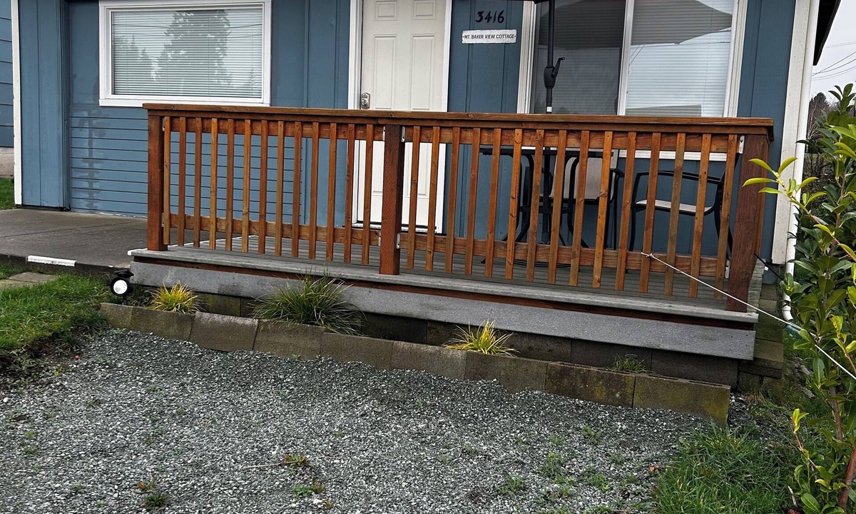 Anacortes Cottage | Mount Baker view and also ships coming and going to refinery.