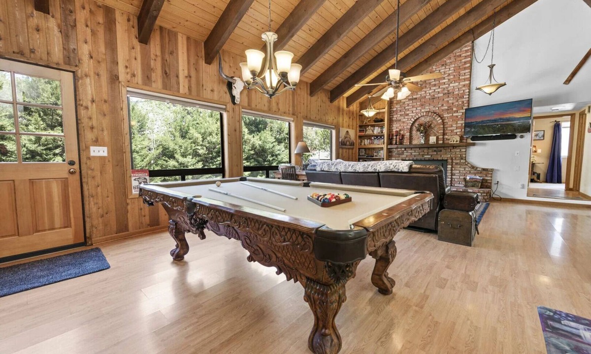 Big Bear City House | Mount Bearadise - Spacious 5 Bedrooms, Pool Table, Arcade Game, BBQ