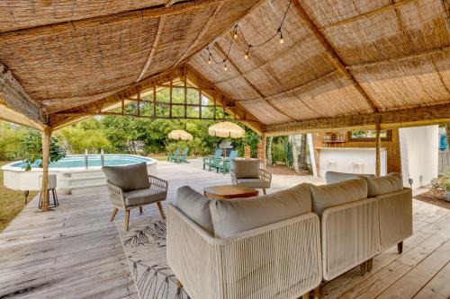 Mount Dora House | Mount Dora Home: Private Pool & Tropical Bar!