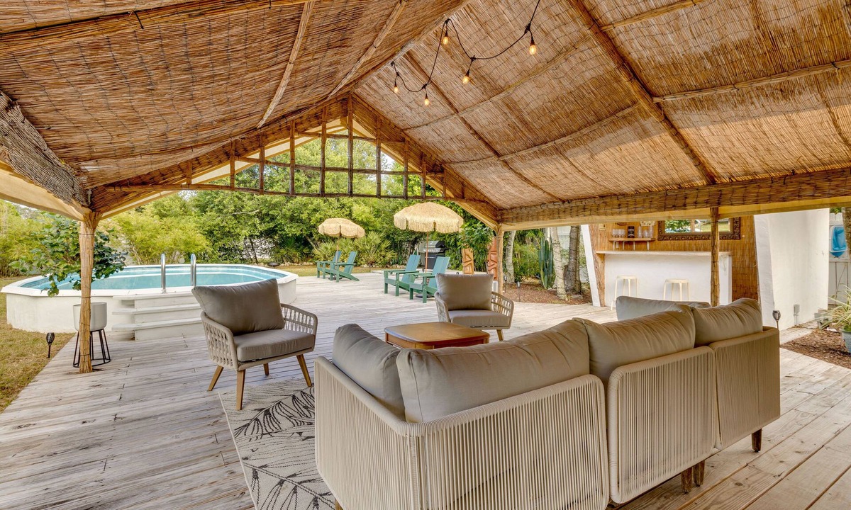 Mount Dora House | Mount Dora Home: Private Pool & Tropical Bar!