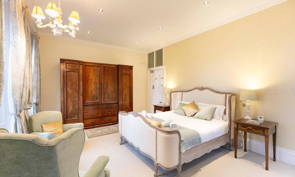 Hernhill House | Mount Ephraim Gardens Sir Edwyn Suite