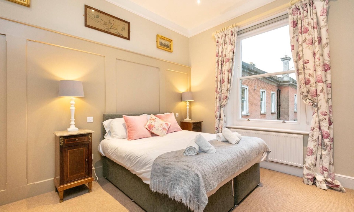 Hernhill House | Mount Ephraim Gardens Gamekeeper Room