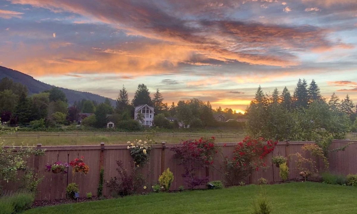 North Bend House | Mount Si Views Downtown North Bend