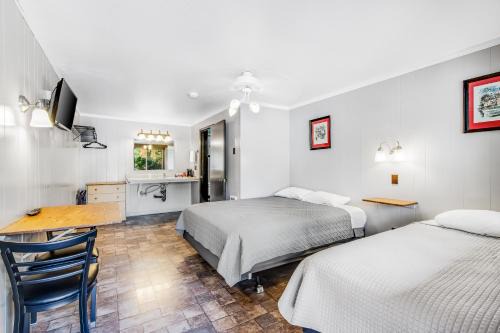 Quilcene House | Mount Townsend Room 5 at Mount Walker Inn