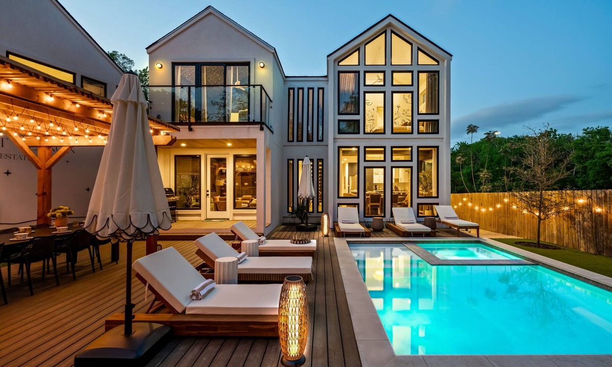 South Manchaca House | Mount Vernon Villa · Sleeps 14, Pool, Gym & More
