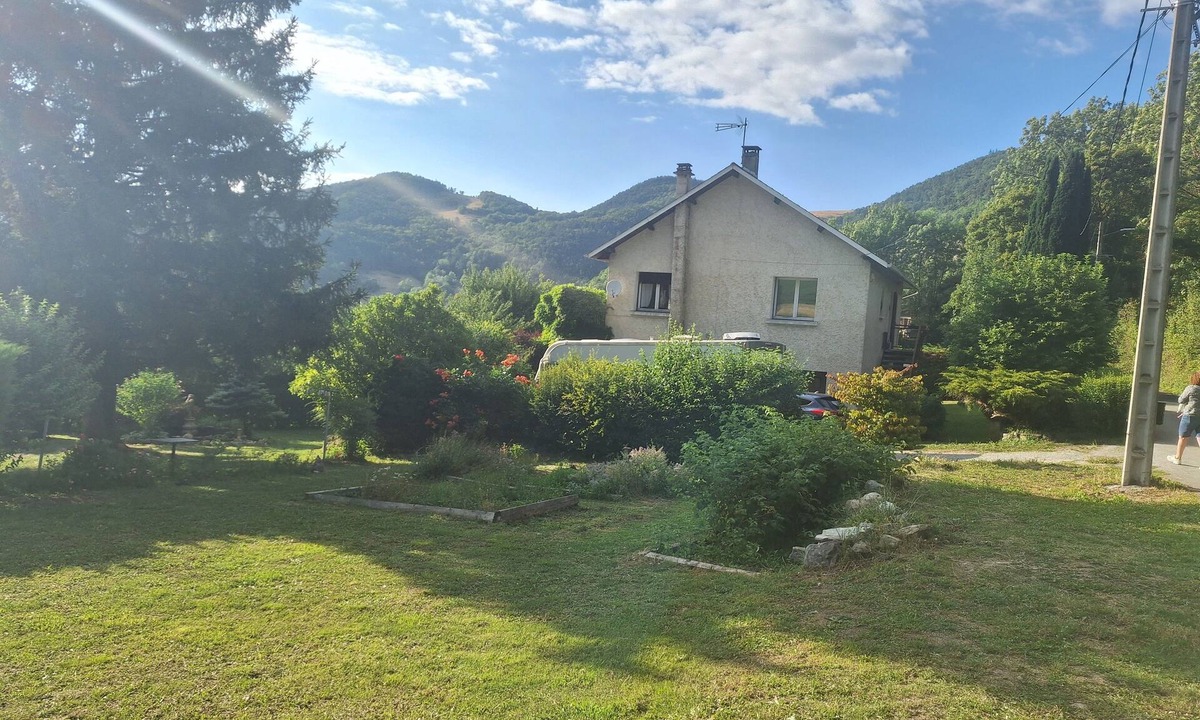 La Salle-en-Beaumont Apartment | Mountain apartment. Pets allowed
