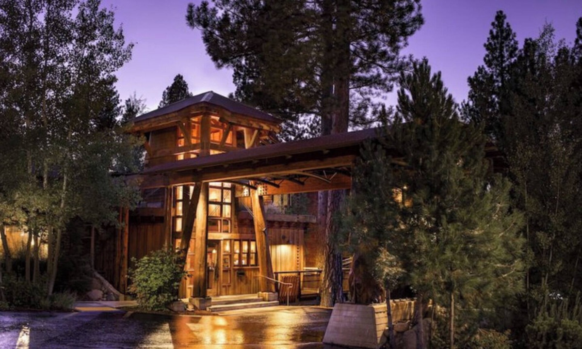 Truckee Hotel | Mountain Ambience Stay Perfect for Skiing Enthusiasts with Heated Hot Tub