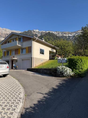 Boenigen House | Mountain and Lake
