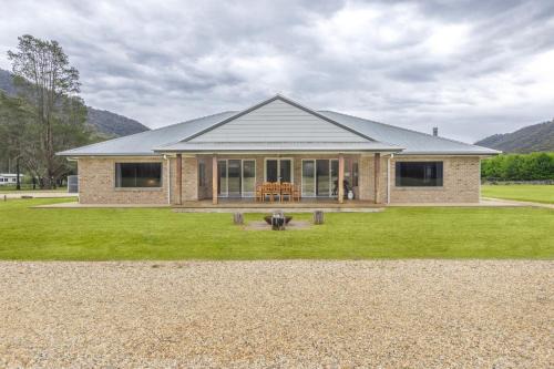 Smoko House | Mountain and River Retreat