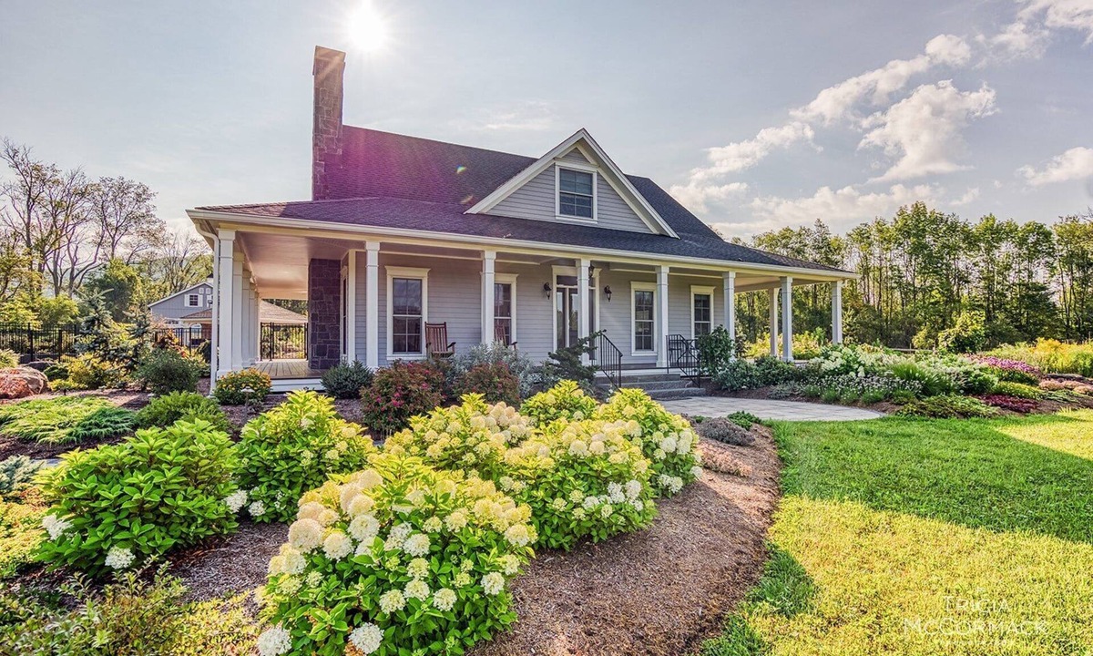 Lanesborough House | Mountain Blossom Retreat by Evergreen Home