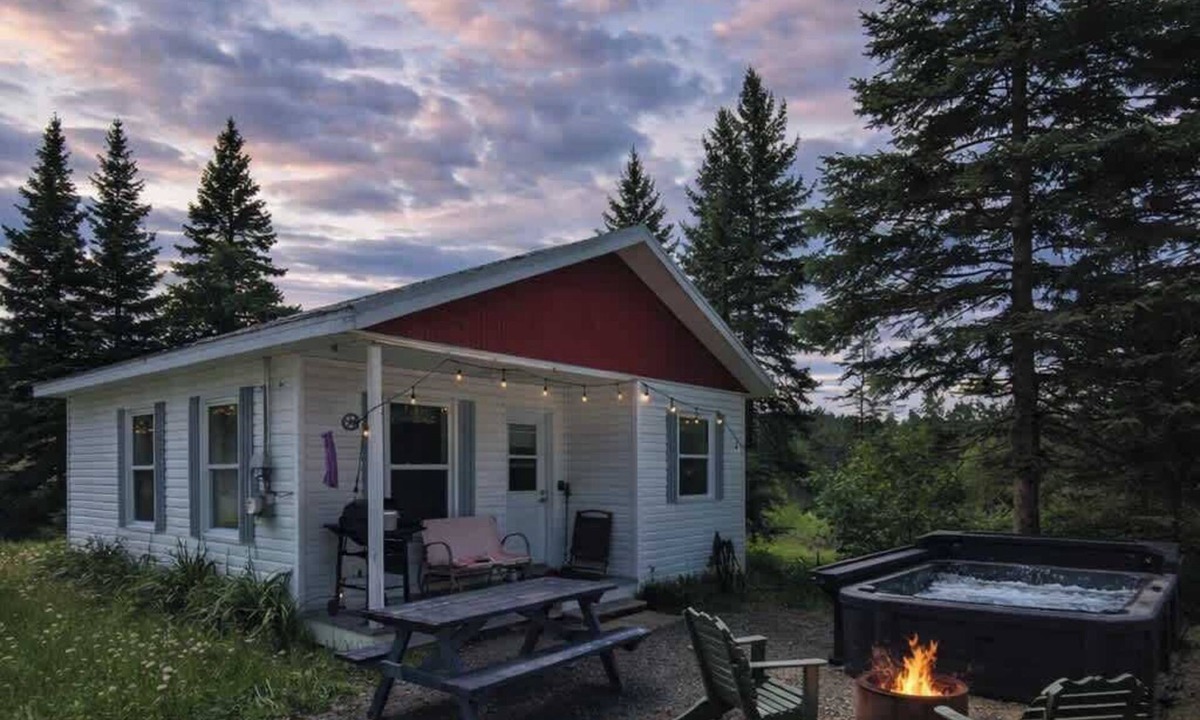 Saint-Tite-des-Caps Ski Chalet | Mountain Breeze Refuge near Mont-Ste-Anne