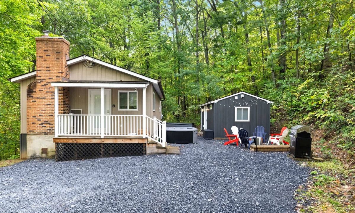 New Market House | Mountain cabin w/hot tub & fire pit