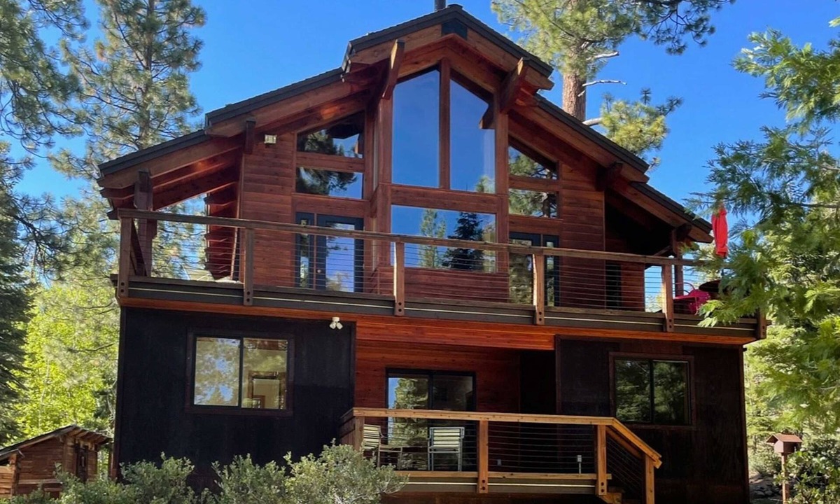 Kings Beach House | Mountain cabin with amazing views, hot tub, office & Pac-Man arcade near skiing