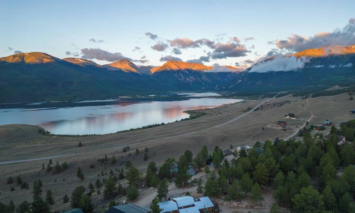 Twin Lakes Cabin | Mountain Cabin with Lake Access Firepit and BBQ