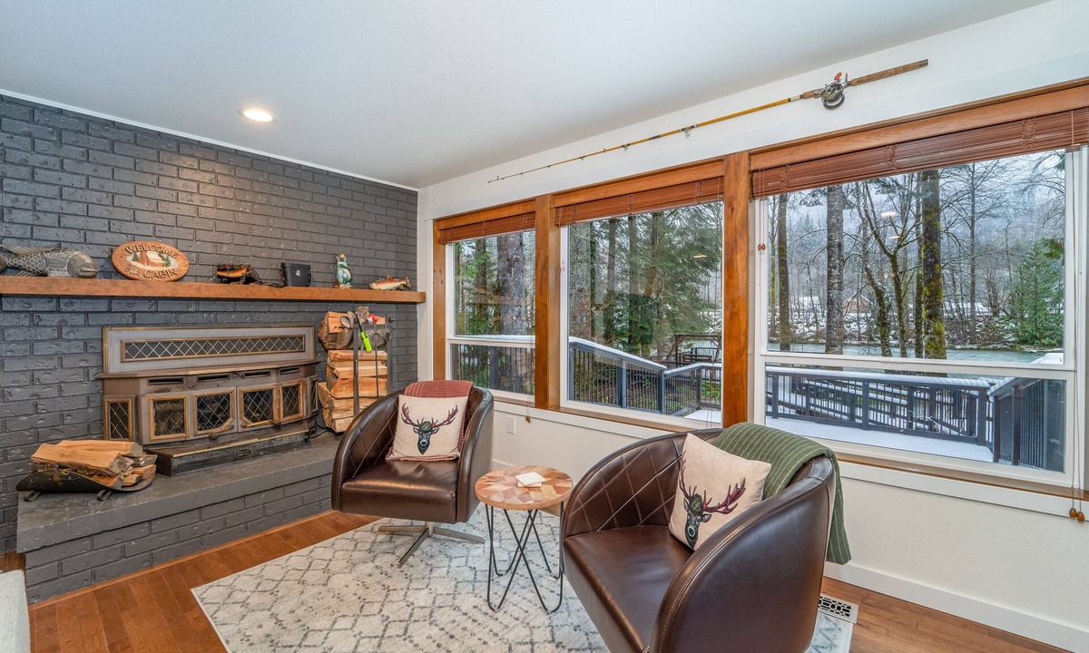 Skykomish Ski Chalet | Mountain Chalet*Riverfront*Hottub*StevensPass