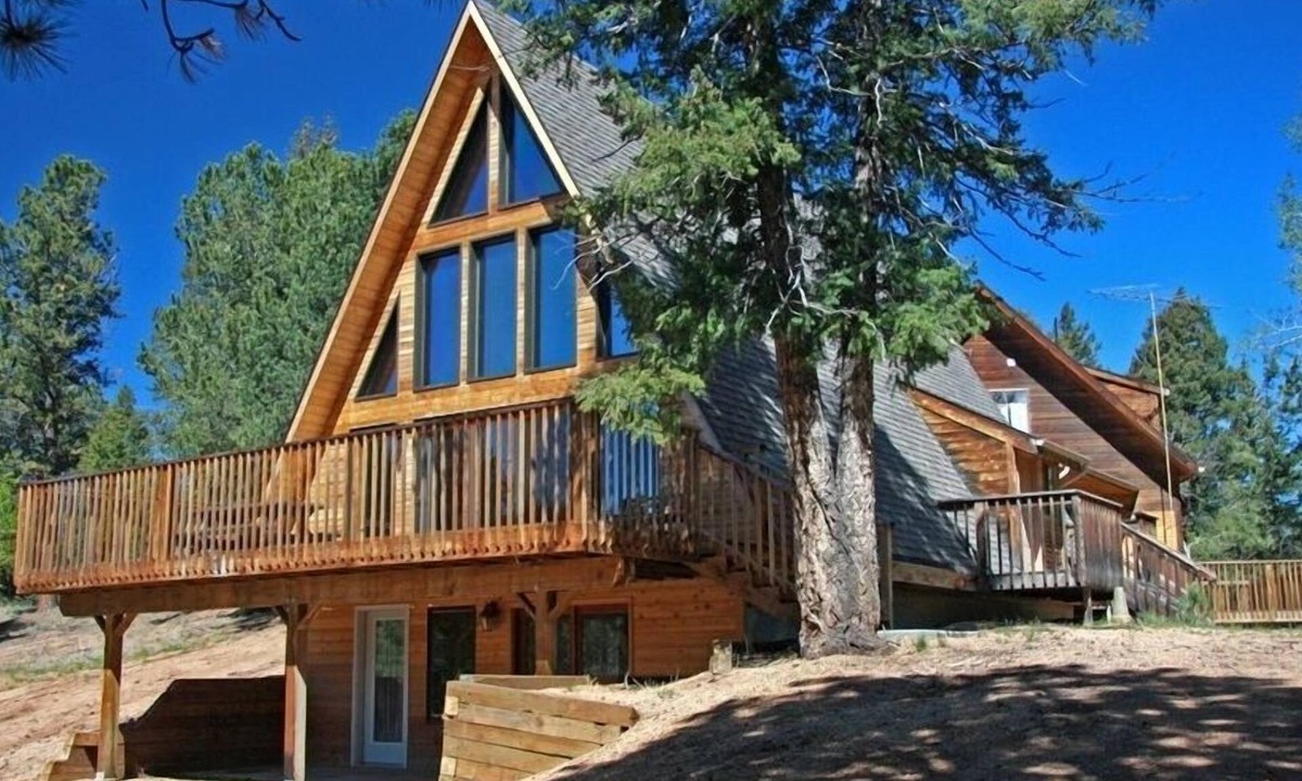 Divide Ski Chalet | Mountain Chalet W/Pikes Peak View, 10 Bdrms.